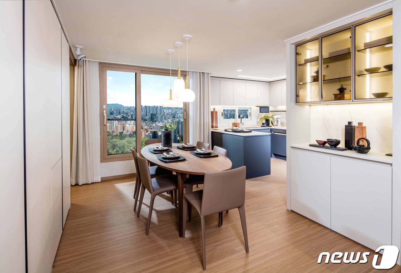 본문 이미지 - 신영지웰 운정신도시 견본주택 전용 84㎡A 유닛 '숨은 주방' 모습.(제공=신영)ⓒ 뉴스1