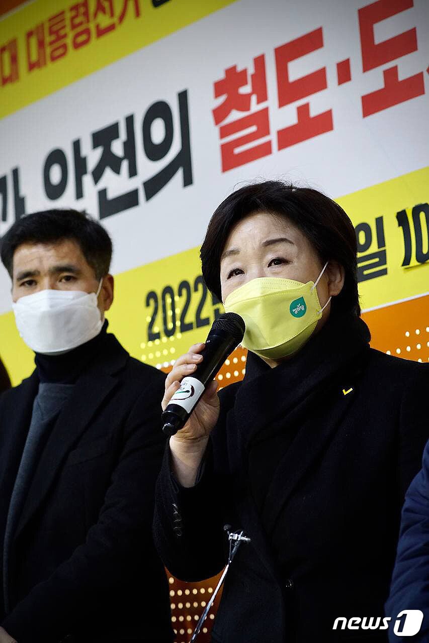 본문 이미지 - 심상정 정의당 대선 후보가 26일 오전 대구지하철 1호선 중앙로역 2.18대구지하철화재참사 기억공간을 찾아 생명과 안전의 철도-도시철도산업 정책 협약식을 갖고 있다. (정의당 제공) 2022.2.26/뉴스1 ⓒ News1 이동해 기자