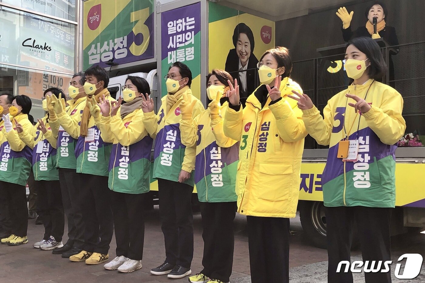 본문 이미지 - 심상정 정의당 대선 후보가 26일 대구 동성로 옛 대구백화점 앞 인도에서 유세차량에 올라 지지를 호소하고 있다. 공식 선거운동가 시작된 이후 처음으로 대구를 찾은 심 후보의 유세 현장에는 여영국 정의당 대표와 류호정·장혜영·이은주·강은미·배진교 의원 등 원내 의원 전원이 참석했다. 2022.2.26 ⓒ News1 남승렬 기자