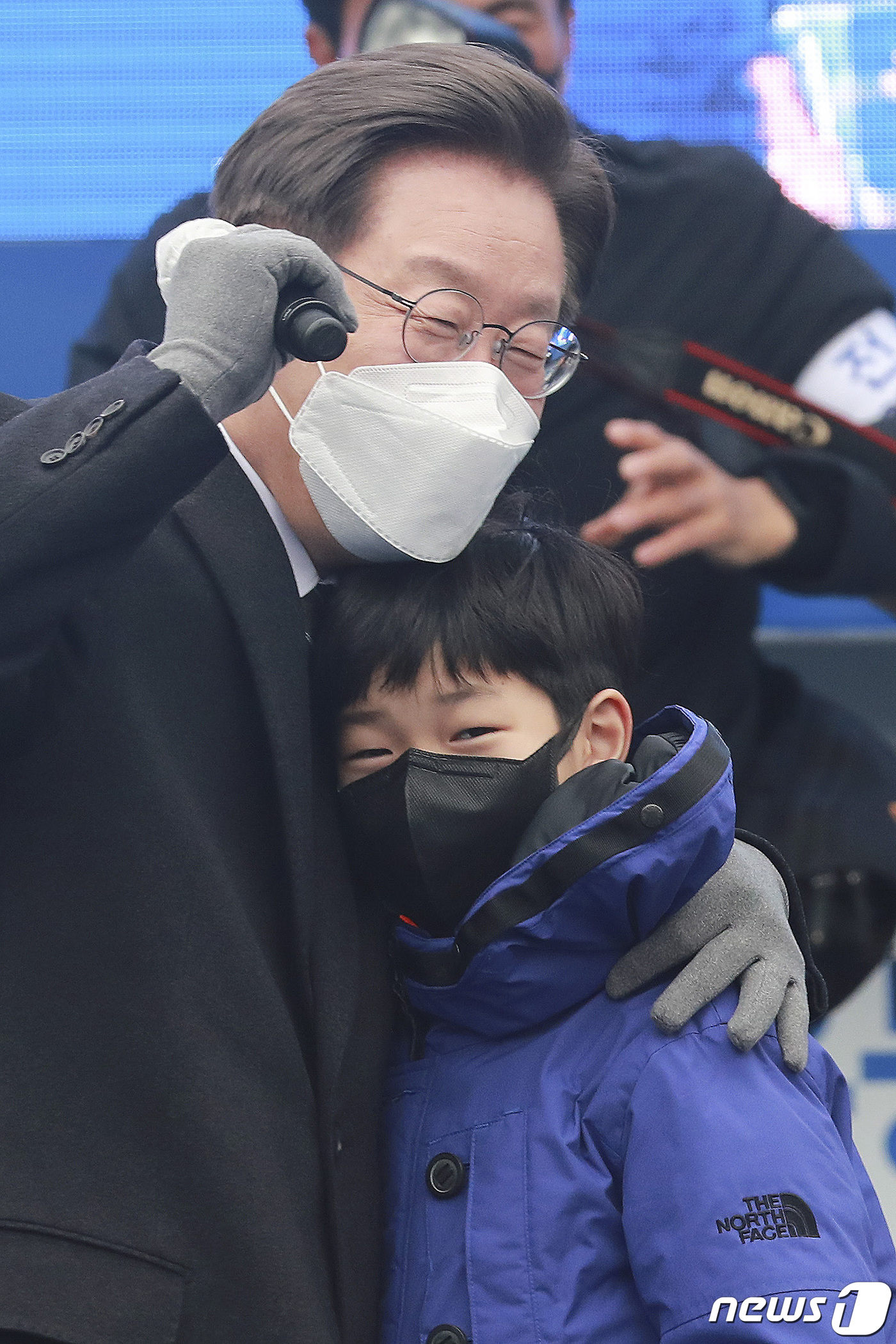 (고양=뉴스1) 이승배 기자 = 이재명 더불어민주당 대선후보가 26일 오후 경기 고양시 일산문화공원에서 열린 '고양의 수도권 서북부 경제 중심지 도약을 위해!' 집중 유세에서 노무 …