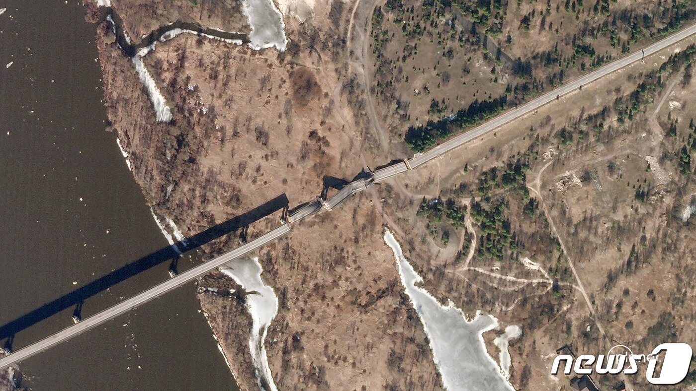 본문 이미지 - 26일(현지시간) 우크라이나와 벨라루스를 연결하는 드니프로강의 카마린 슬라부티흐 다리가 러시아 군의 침공을 막기 위해 우크라이나 군에 의해 폭파된 모습이 보인다. ⓒ AFP=뉴스1 ⓒ News1 우동명 기자
