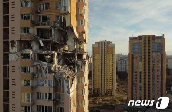 2022년 2월 26일(현지시간) 우크라이나를 침공한 러시아 군의 로켓 발사로 파손된 키이우 빌딩의 모습이 보인다. © AFP=뉴스1 © News1 우동명 기자