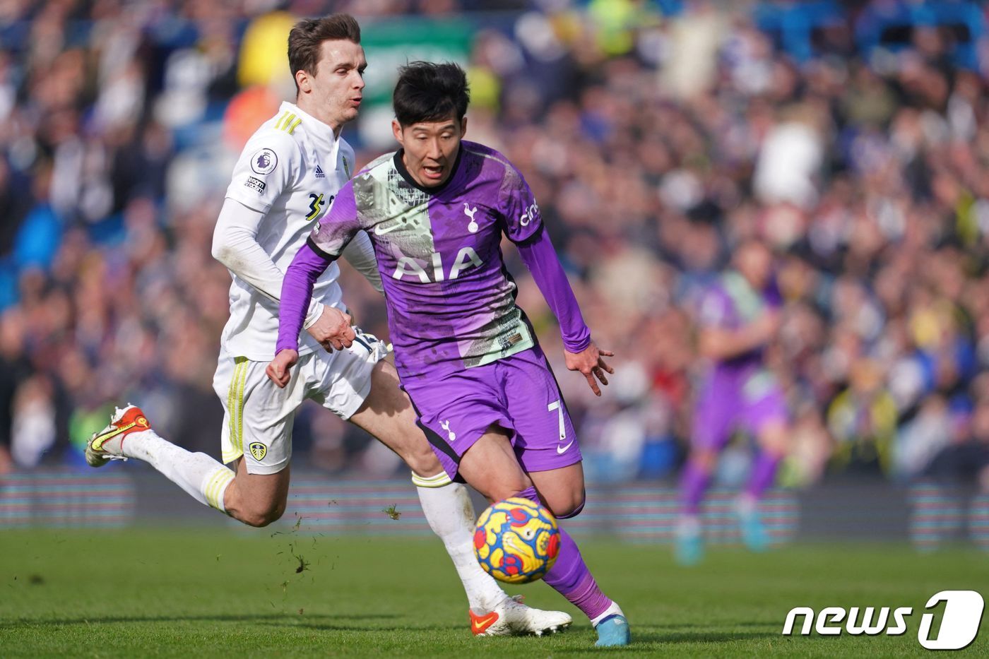 본문 이미지 - 손흥민이 26일 영국 리즈 앨런드 로드에서 열린 2021~22시즌 잉글랜드 프리미어리그 27라운드 리즈 유나이티드와의 경기에서 상대 선수를 제치고 있다. ⓒ AFP=뉴스1 