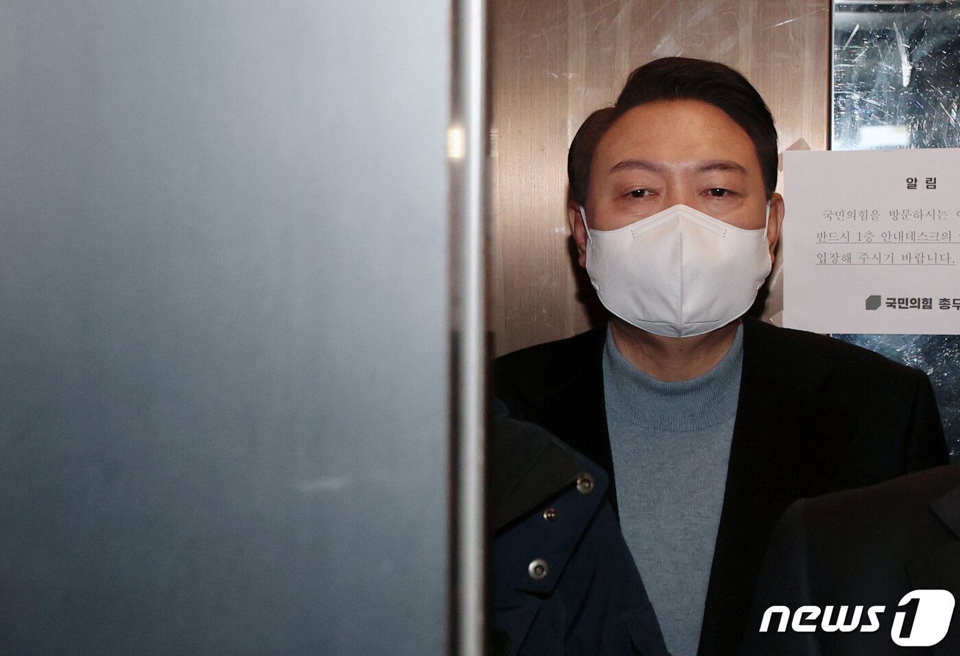 본문 이미지 - 윤석열 국민의힘 대선 후보가 27일 오전 서울 여의도 중앙당사에 들어서고 있다. 윤 후보는 이날 예정 된 경북 일정을 모두 취소하고, 오후에 안철수 국민의당 대선 후보와의 단일화와 관련해 입장 표명을 할 계획이다. 2022.2.27/뉴스1 ⓒ News1 구윤성 기자