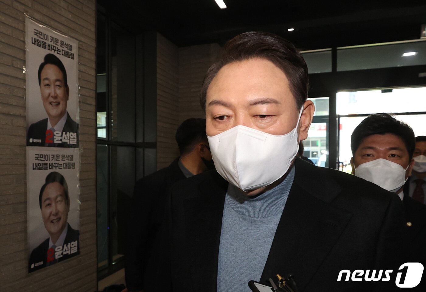 본문 이미지 - 윤석열 국민의힘 대선 후보가 27일 오전 서울 여의도 중앙당사에 들어서고 있다. 윤 후보는 이날 예정 된 경북 일정을 모두 취소하고, 오후에 안철수 국민의당 대선 후보와의 단일화와 관련해 입장 표명을 할 계획이다. 2022.2.27/뉴스1 ⓒ News1 구윤성 기자