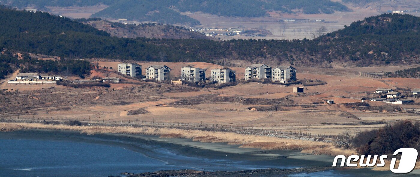 본문 이미지 - 합참은 27일 "오전 7시 52분께 (평양) 순안 일대에서 동해상으로 발사된 탄도미사일로 추정되는 발사체 1발을 포착했다＂고 밝혔다. 군 당국은 탄도미사일 추정 발사체의 사거리, 정점 고도, 속도 등 제원은 현재 분석 중이다. 사진은 27일 경기 파주 오두산전망대에서 바라본 황해북도 개풍군 임한리 마을의 북한군 초소. 2022.2.27/뉴스1 ⓒ News1 김진환 기자