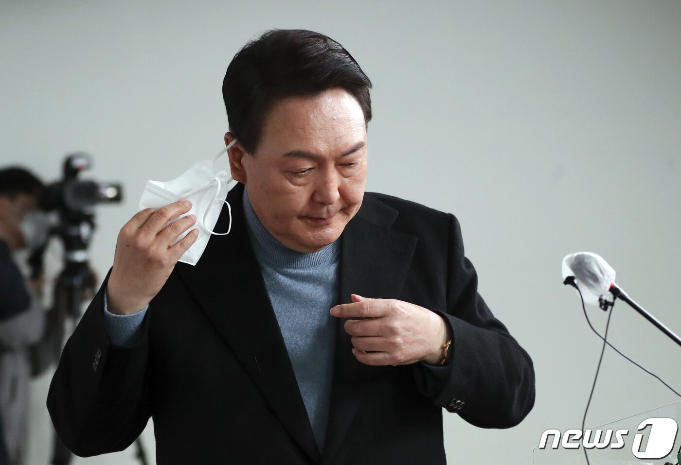본문 이미지 - 윤석열 국민의힘 대선 후보가 27일 서울 여의도 중앙당사에서 안철수 국민의당 대선 후보와의 단일화 관련 기자회견을 하기 위해 마스크를 벗고 있다. 2022.2.27/뉴스1 ⓒ News1 구윤성 기자