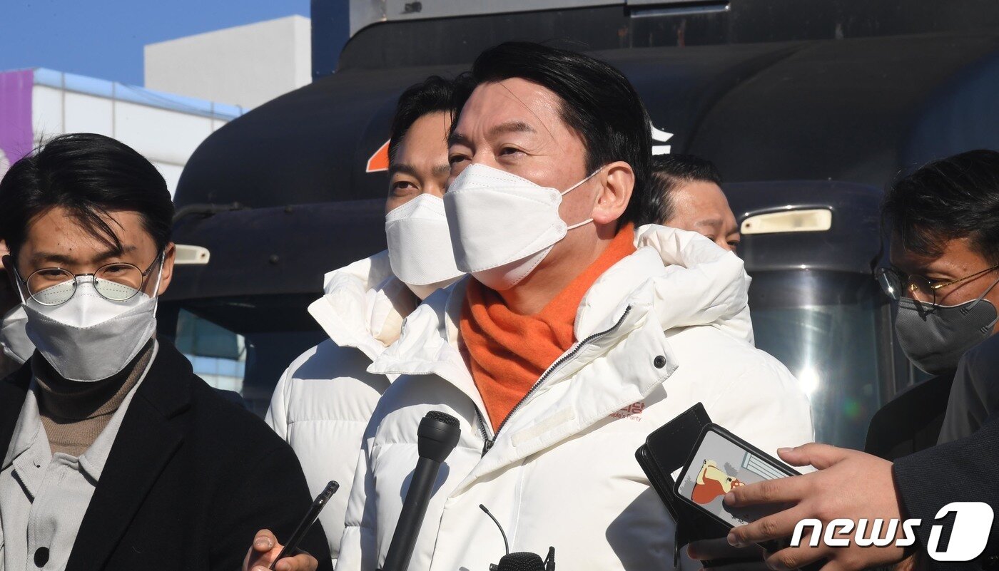 본문 이미지 - 안철수 국민의당 대선후보가 27일 전남 여수시 이순신광장에서 유세를 마친 후 윤석열 국민의힘 대선후보와의 단일화 관련 취재진의 질문에 답변하고 있다. 2022.2.27/뉴스1 ⓒ News1 구윤성 기자
