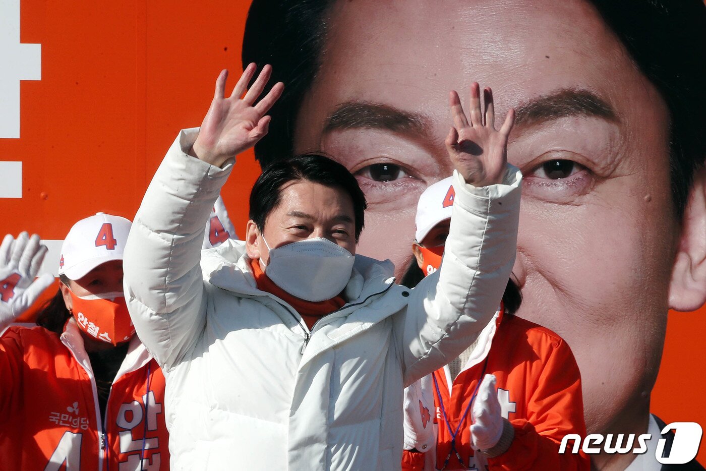 본문 이미지 - 안철수 국민의당 대선후보가 27일 오후 전남 여수 이순신광장에서 유세를 갖고 지지를 호소하고 있다. 2022.2.27/뉴스1 ⓒ News1 구윤성 기자