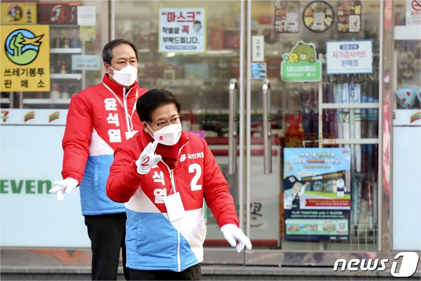 본문 이미지 - 권명호 국민의힘 의원이 27일 휴일을 맞아 외부활동에 나선 시민들을 찾아 윤석열 후보 지지를 호소하고 있다.(국민의힘 울산시당 제공)ⓒ 뉴스1