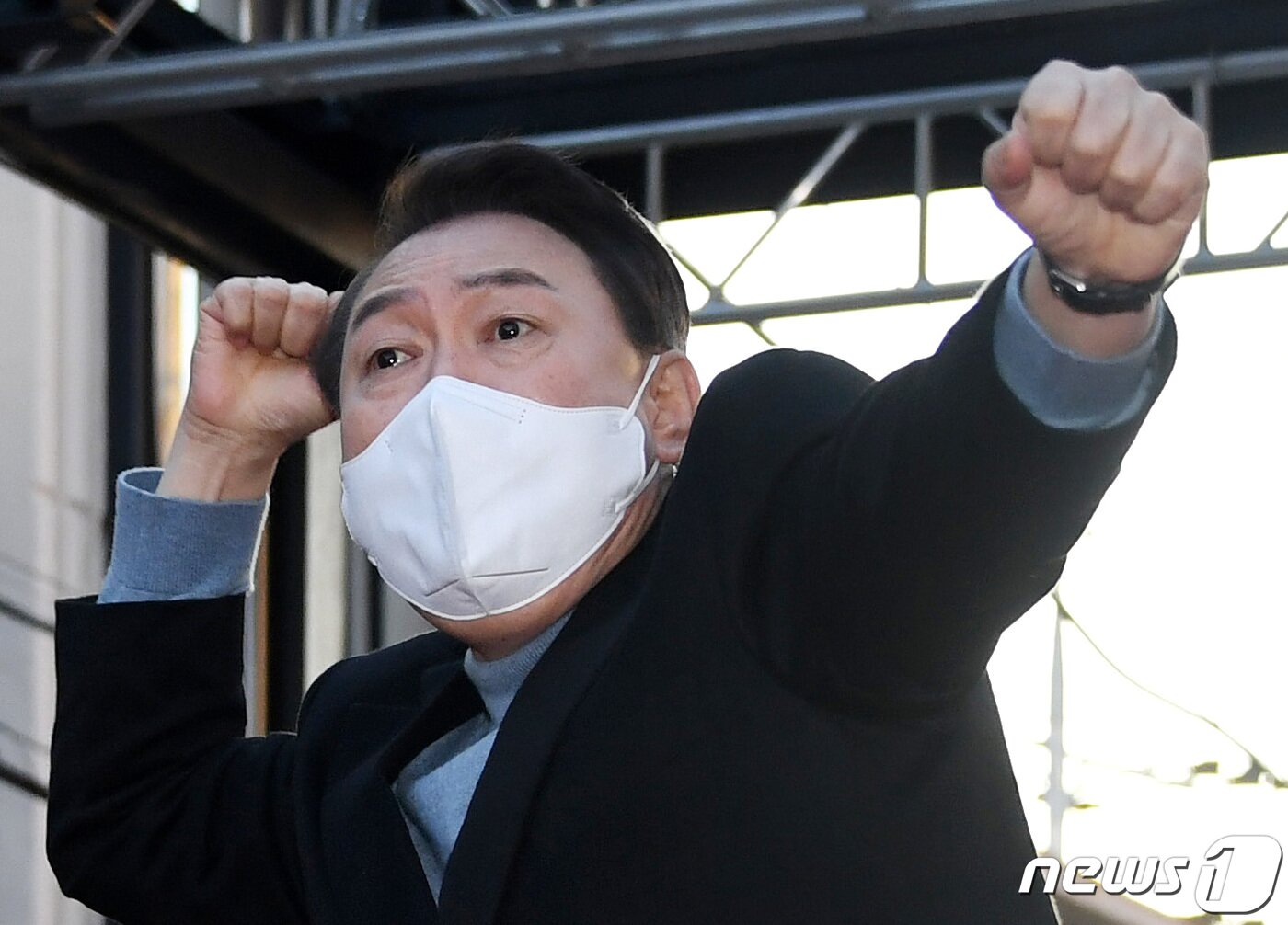 본문 이미지 - 윤석열 국민의힘 대선후보가 27일 경북 포항시 북구 신흥동 거리에서 유세를 갖고 지지를 호소하고 있다. 2022.2.27/뉴스1 ⓒ News1 구윤성 기자