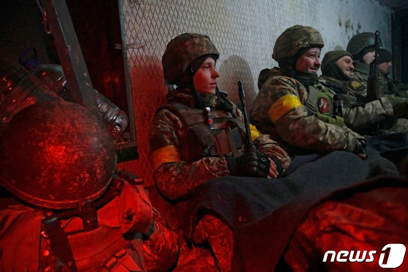 본문 이미지 - 우크라이나 군인들이 26일(현지시간) 수도 키예프 지역 바실키프 공군기지에서 대기하고 있다. 2022.02.26/news1 ⓒ 로이터=뉴스1 ⓒ News1 김민수 기자