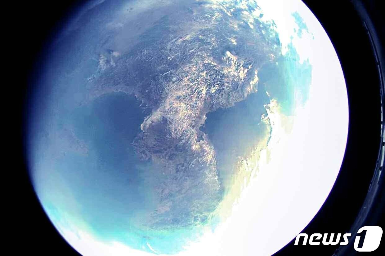 본문 이미지 - (평양 노동신문=뉴스1) = 북한이 자난달 27일 '정찰위성 개발 관련 중요시험'을 진행했다면서 공개한 한반도 사진. [국내에서만 사용가능. 재배포 금지. DB 금지. For Use Only in the Republic of Korea. Redistribution Prohibited] rodongphoto@news1.kr