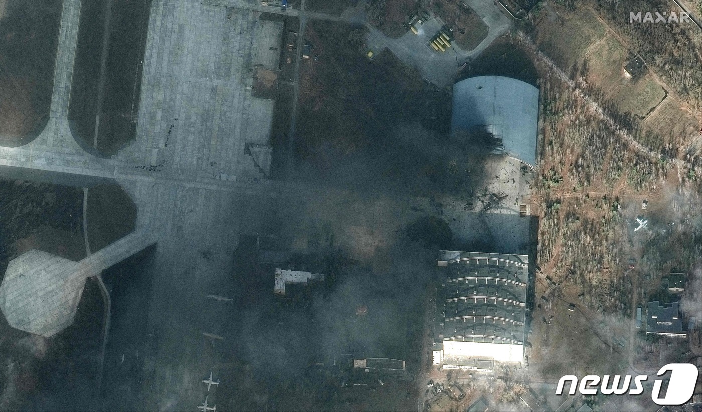 (호스토멜 AFP=뉴스1) 우동명 기자 = 27일 (현지시간) 우크라이나 수도 키예프 외곽 호스토멜에 있는 안토노프 공항이 러시아 군의 공습으로 파괴된 격납고의 모습이 보인다.ⓒ …