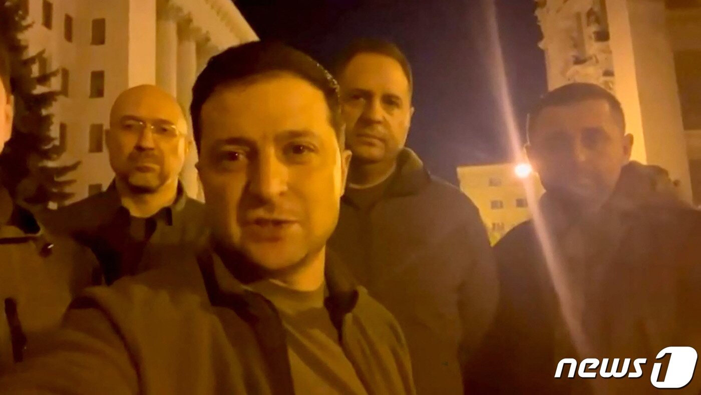 본문 이미지 - 25일 우크라이나 수도 키예프 대통령 집무실 인근에서 볼로디미르 젤렌스키 대통령이 자신의 참모들과 어둠 속에서 영상 촬영을 하고 있다. ⓒ AFP=뉴스1 ⓒ News1 정윤미 기자