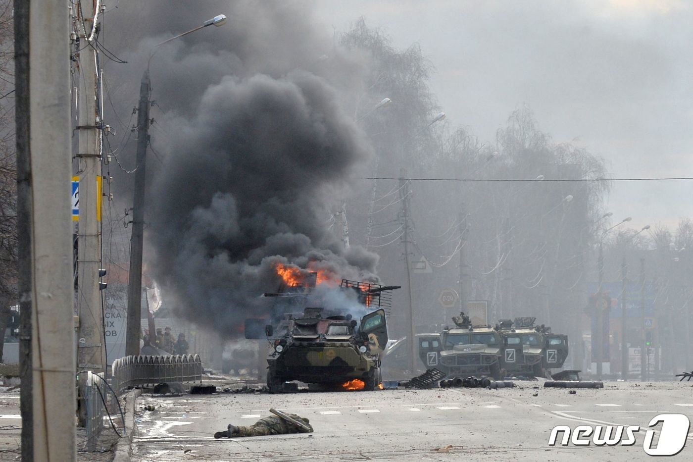 본문 이미지 - 27일 (현지시간) 하르키프에서 우크라니아 군과 전투 중에 러시아 무장 군용 차량이 불 타고 있다. ⓒ AFP=뉴스1 ⓒ News1 우동명 기자