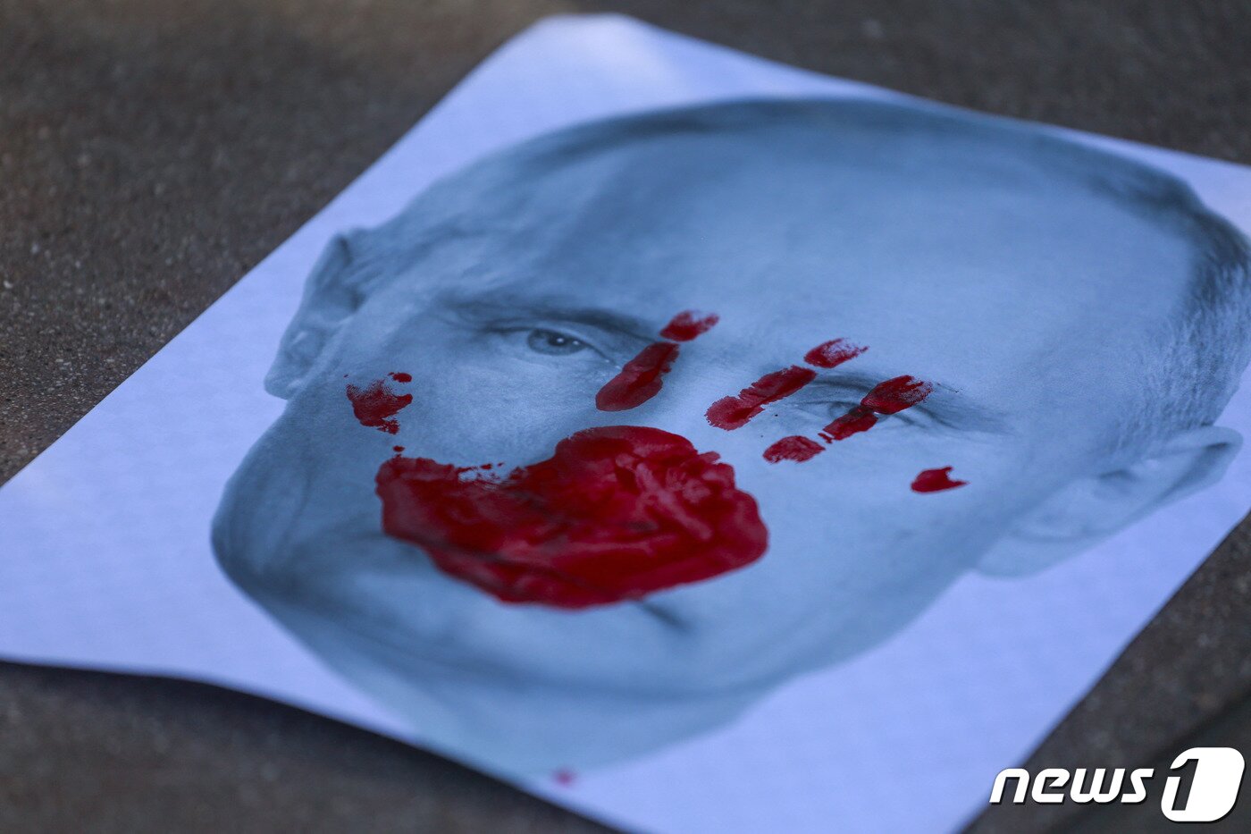 본문 이미지 - 27일(현지시간) 미국 캘리포니아주에서 러시아의 우크라이나 침공을 비판하는 반전 시위가 열렸다. ⓒ AFP=뉴스1 ⓒ News1 정윤영 기자