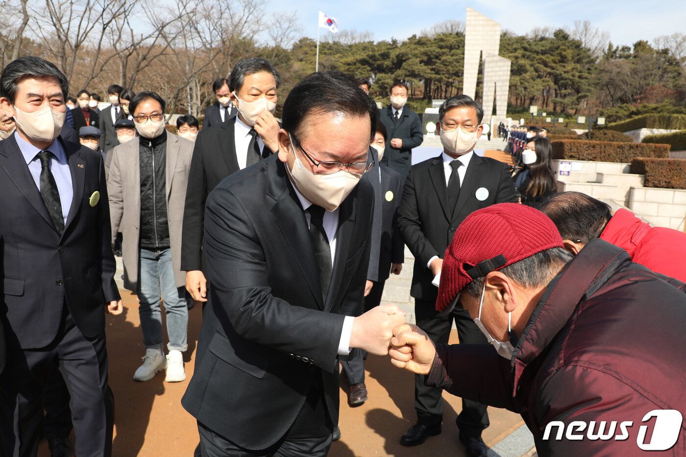 본문 이미지 - 김부겸 국무총리가 '2·28 민주운동 62주년'을 맞아 28일 오전 대구 달서구 두류공원 2·28 민주운동 기념탑을 찾아 참배한 뒤 시민들과 인사를 나누고 있다. 2022.2.28/뉴스1 ⓒ News1 공정식 기자
