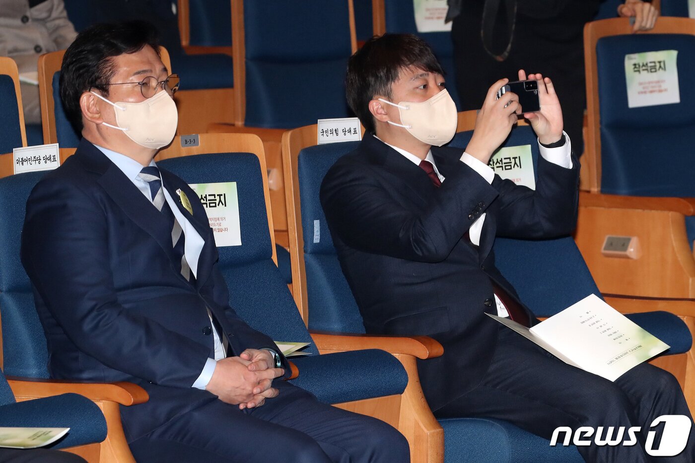 본문 이미지 - 송영길 더불어민주당 대표와 이준석 국민의힘 대표가 28일 오전 대구 달서구 대구문화예술회관에서 열린 '2·28 민주운동 62주년' 기념식에 참석해 있다. 2022.2.28/뉴스1 ⓒ News1 공정식 기자