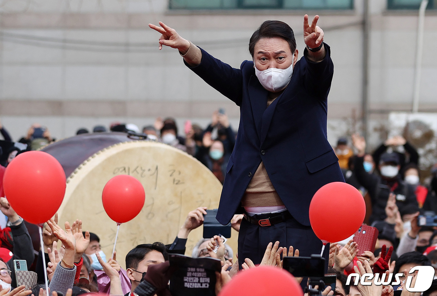 (강릉=뉴스1) 구윤성 기자 = 윤석열 국민의힘 대선 후보가 28일 강원 강릉시 강릉중앙시장에서 열린 유세에서 지지를 호소하고 있다. 2022.2.28/뉴스1