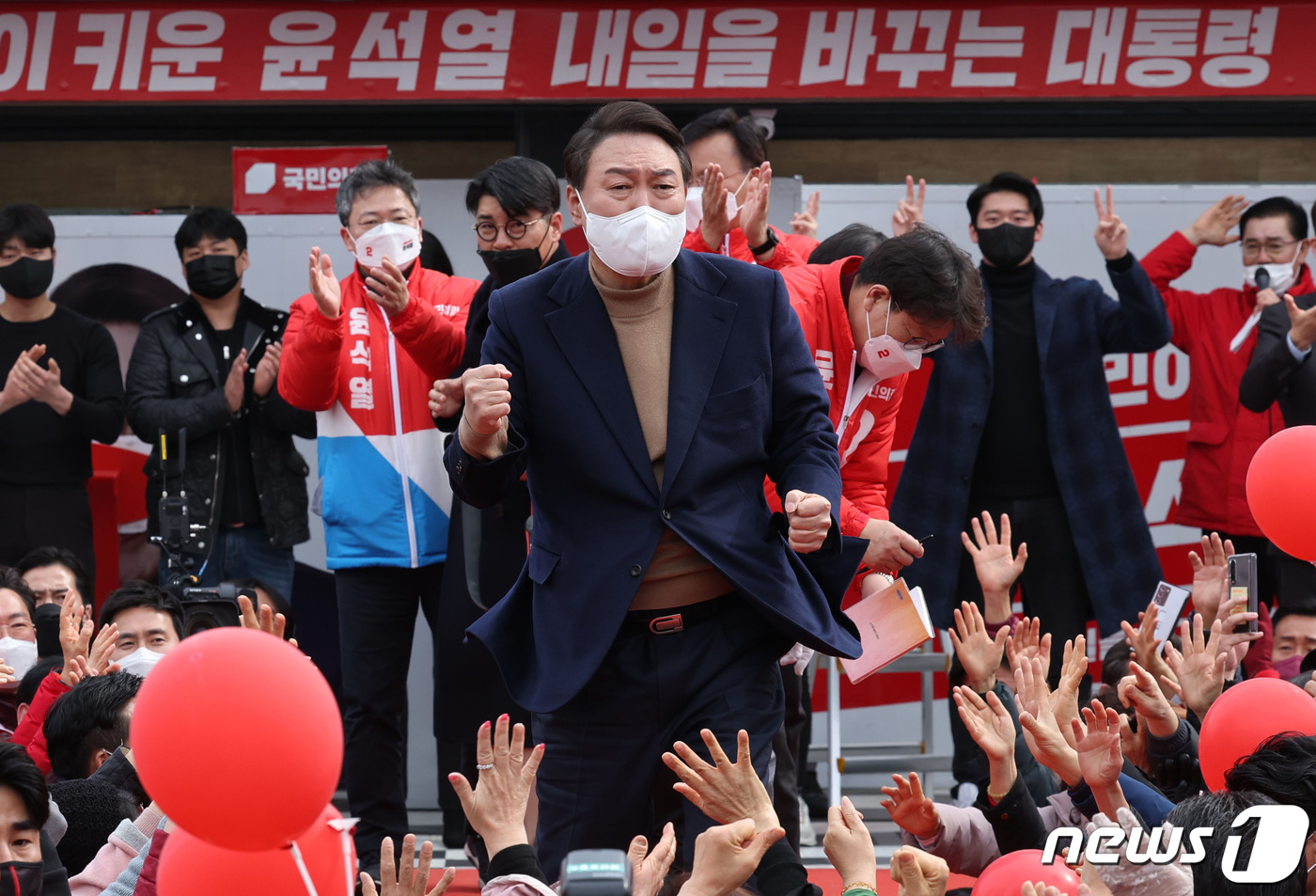 (강릉=뉴스1) 구윤성 기자 = 윤석열 국민의힘 대선 후보가 28일 강원 강릉시 강릉중앙시장에서 열린 유세에서 '어퍼컷 세리머니'를 하며 지지를 호소하고 있다. 2022.2.28/ …