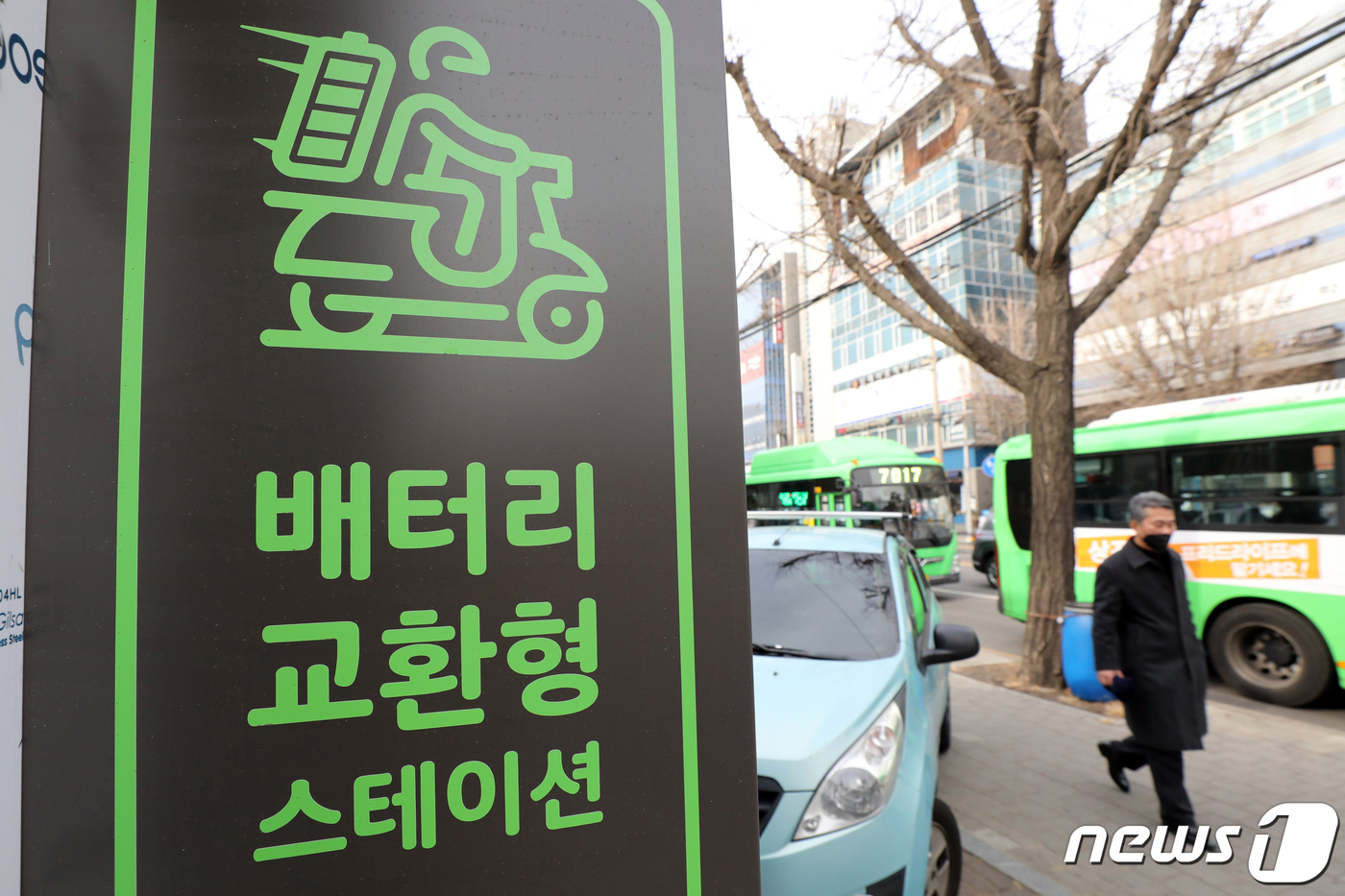 (서울=뉴스1) 황기선 기자 = 28일 서울 서대문구 CU 명지전문대점 앞에 전기 오토바이를 충전할 수 있는 '배터리 교환형 스테이션'이 설치돼 있다.BGF리테일은 그린 모빌리티 …