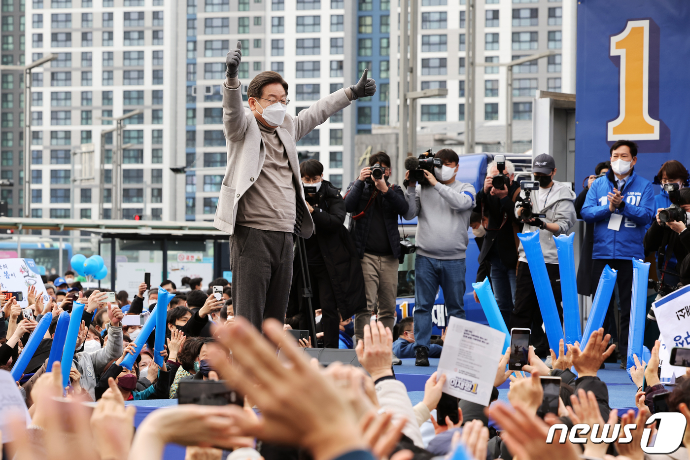 (대구=뉴스1) 오대일 기자 = 이재명 더불어민주당 대선후보가 28일 대구시 동대구역 광장에서 열린 '남부수도권 시대, 대구 경북의 재도약, 이재명은 합니다!' 대구 유세에서 지지 …