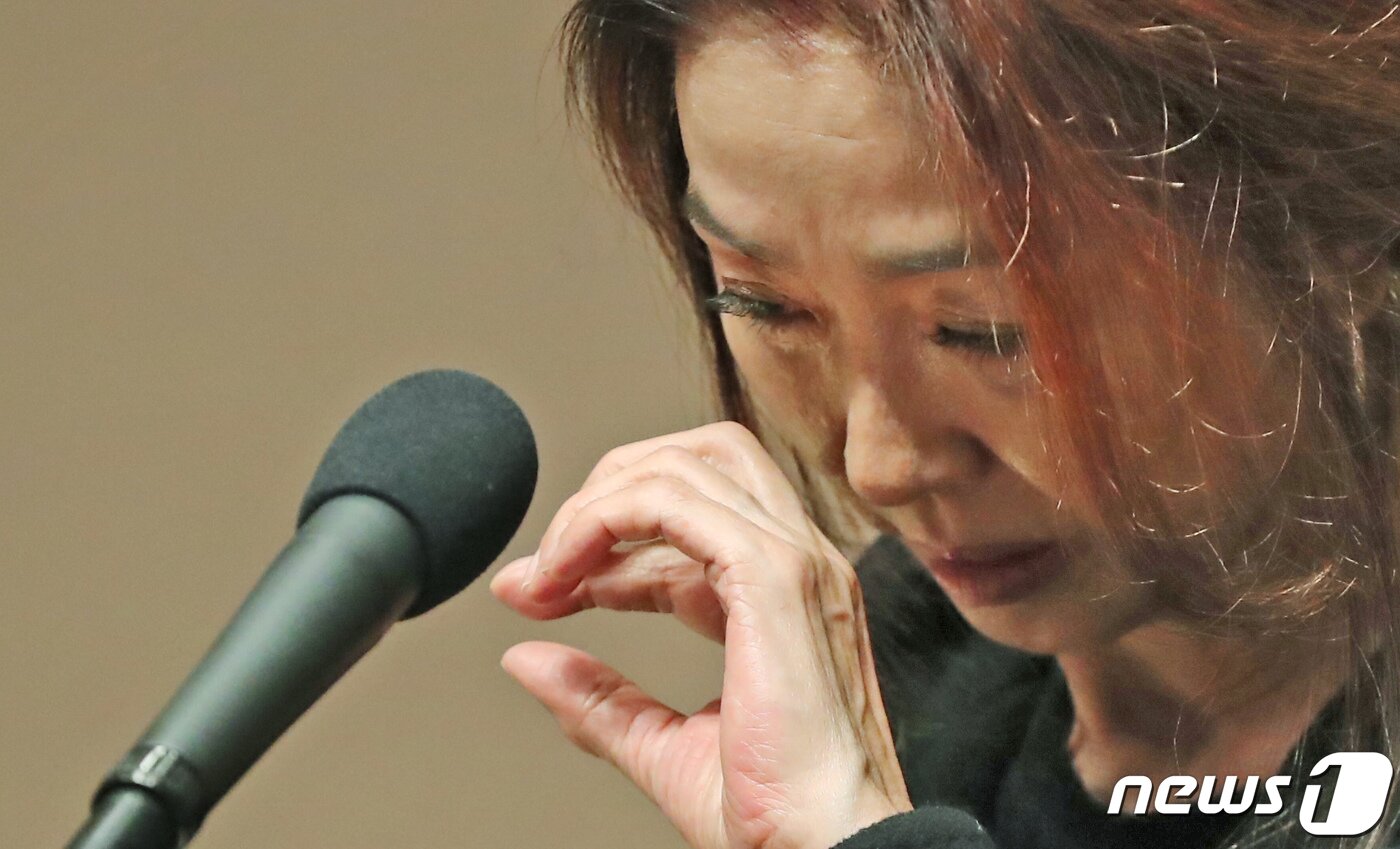 본문 이미지 - 배우 김부선씨가 28일 서울시 중구 프레스센터 국제회의장에서 가진 이재명 더불어민주당 대선후보와 관련한 진실토로 기자회견에서 눈물을 훔치고 있다. 2022.2.28/뉴스1 ⓒ News1 장수영 기자