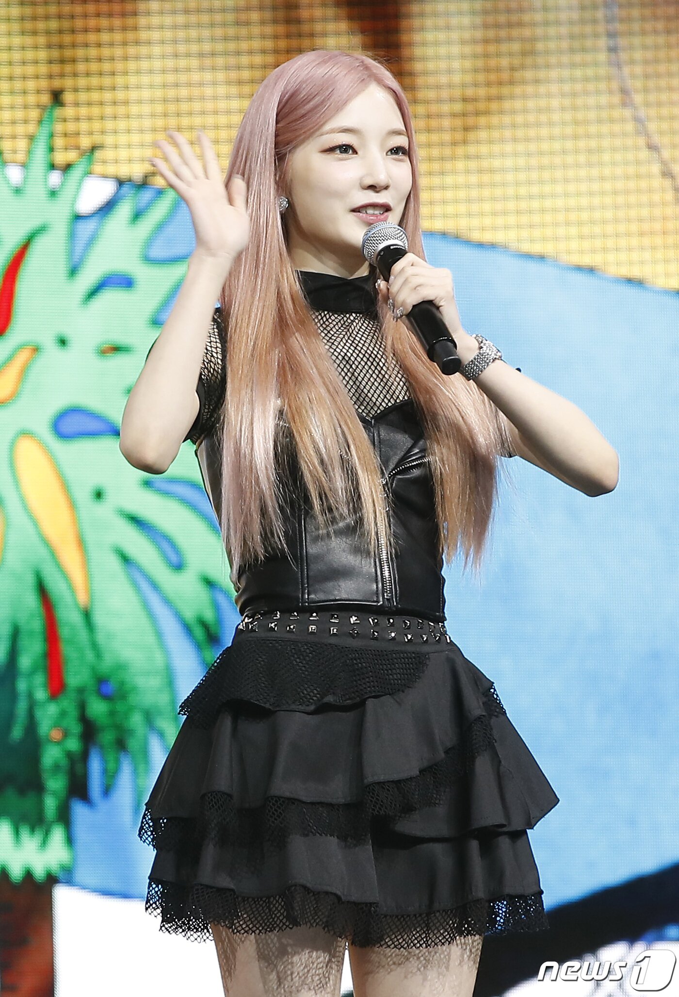 본문 이미지 - 걸그룹 로켓펀치(Rocket Punch) 연희가 28일 서울 광진구 예스24라이브홀에서 열린 네 번째 미니 앨범 '옐로펀치(YELLOW PUNCH)‘ 발매 기념 미디어 쇼케이스에 참석해 인사말을 하고 있다. ⓒ News1 권현진 기자