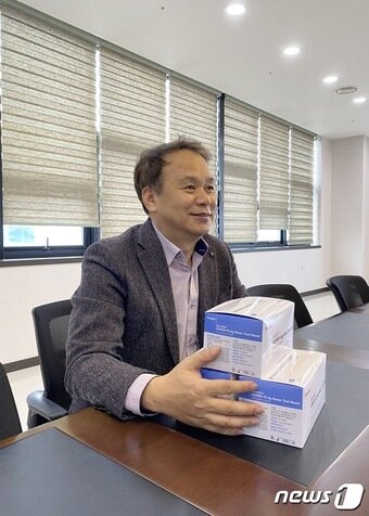 본문 이미지 - 박재구 래피젠 대표가 경기도 수원시 공장 회의실에서 인터뷰를 하고 있다. ⓒ 뉴스1 신윤하 기자