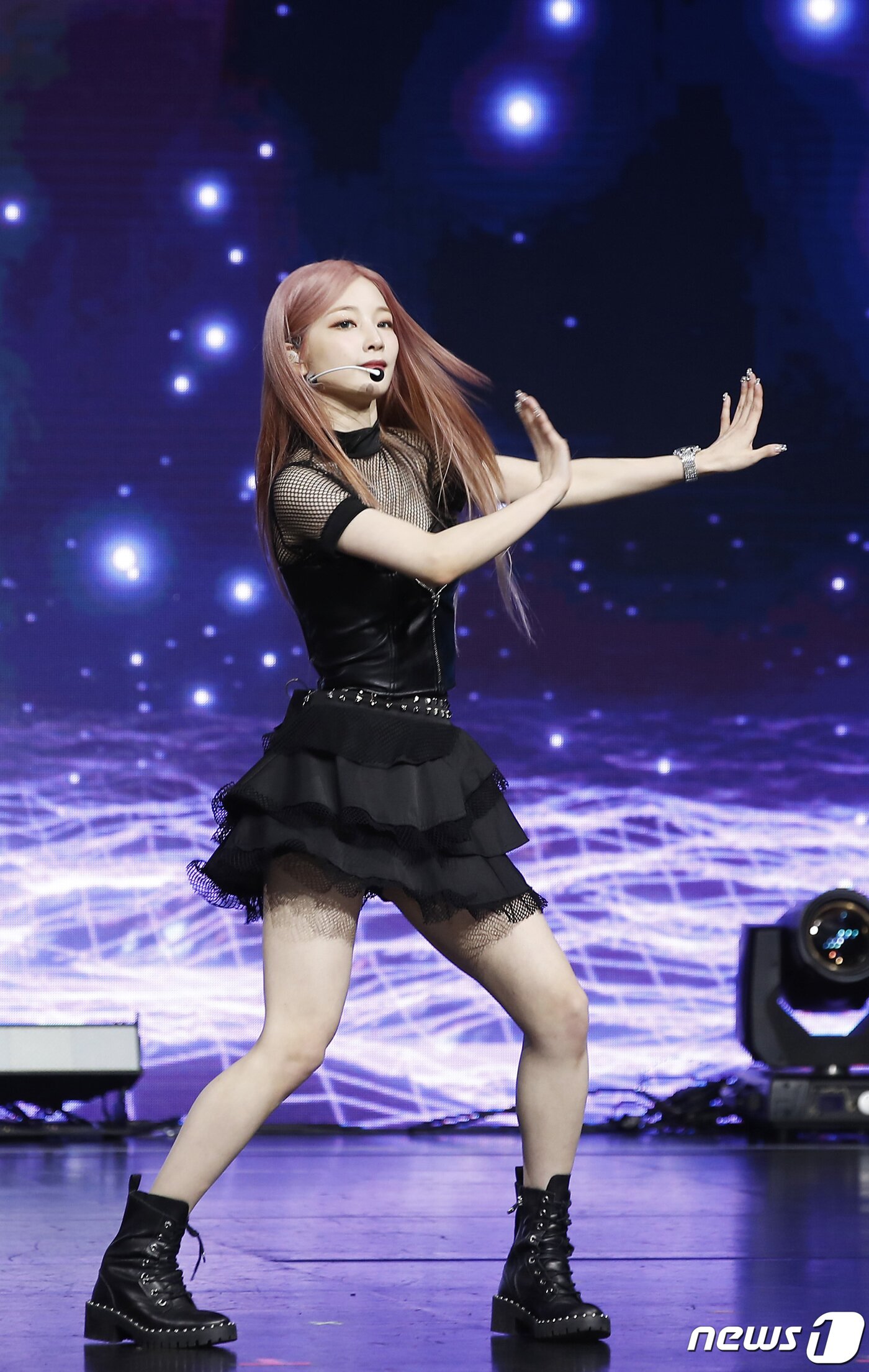본문 이미지 - 로켓펀치(Rocket Punch) 연희가 28일 서울 광진구 예스24라이브홀에서 열린 네 번째 미니 앨범 '옐로펀치(YELLOW PUNCH)‘ 발매 기념 미디어 쇼케이스에서 신곡 '주인공'을 선보이고 있다. ⓒ News1 권현진 기자