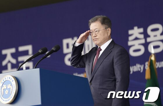 문재인 대통령이 28일 경북 영천시 육군3사관학교에서 열린 제57기 졸업 및 임관식에 참석해 거수경례를 하고 있다.2022.2.28/뉴스1 © News1 이광호 기자