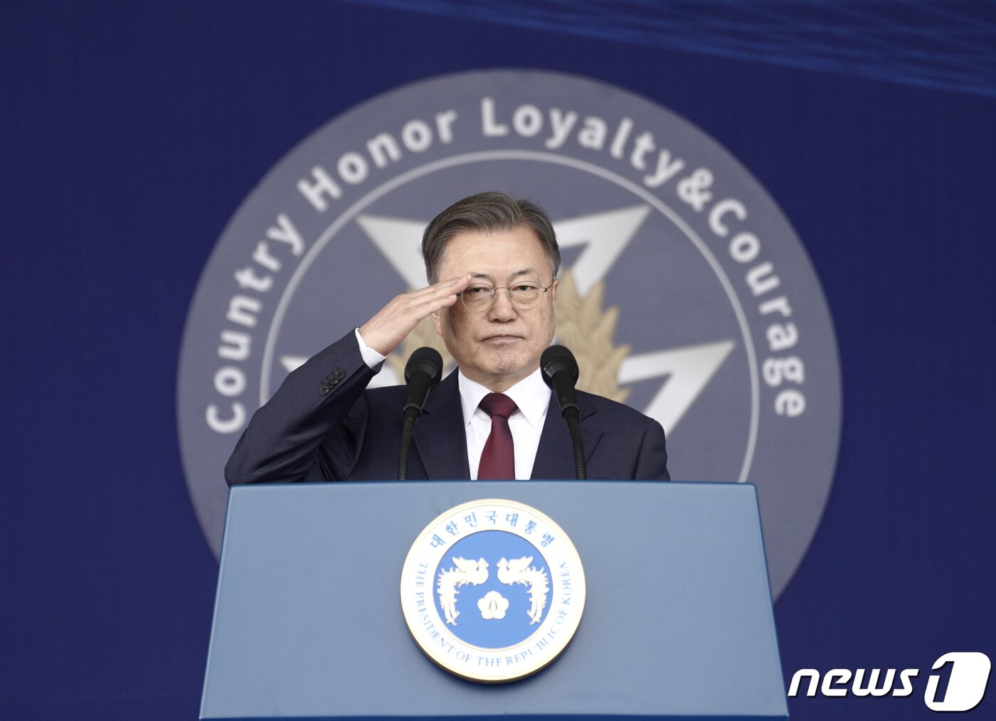본문 이미지 - 문재인 대통령이 28일 경북 영천시 육군3사관학교에서 열린 제57기 졸업 및 임관식에 참석해 축사를 마친 뒤 거수경례를 하고 있다.2022.2.28/뉴스1 ⓒ News1 이광호 기자
