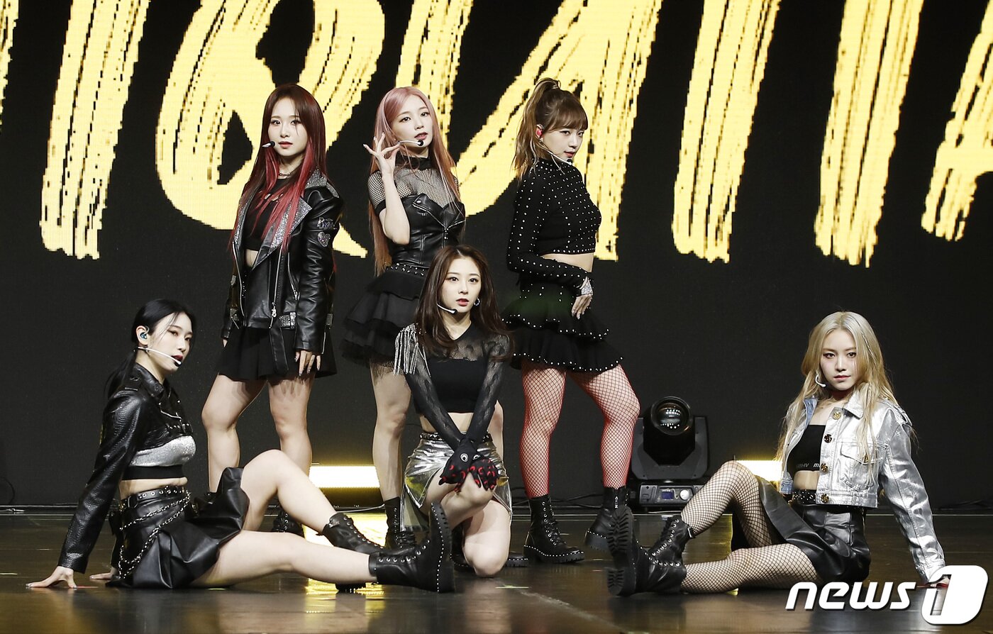 본문 이미지 - 걸그룹 로켓펀치(Rocket Punch) 연희(왼쪽 세번째)가 28일 서울 광진구 예스24라이브홀에서 열린 네 번째 미니 앨범 '옐로펀치(YELLOW PUNCH)‘ 발매 기념 미디어 쇼케이스에서 타이틀곡 ’치키타‘를 선보이고 있다. ⓒ News1 권현진 기자