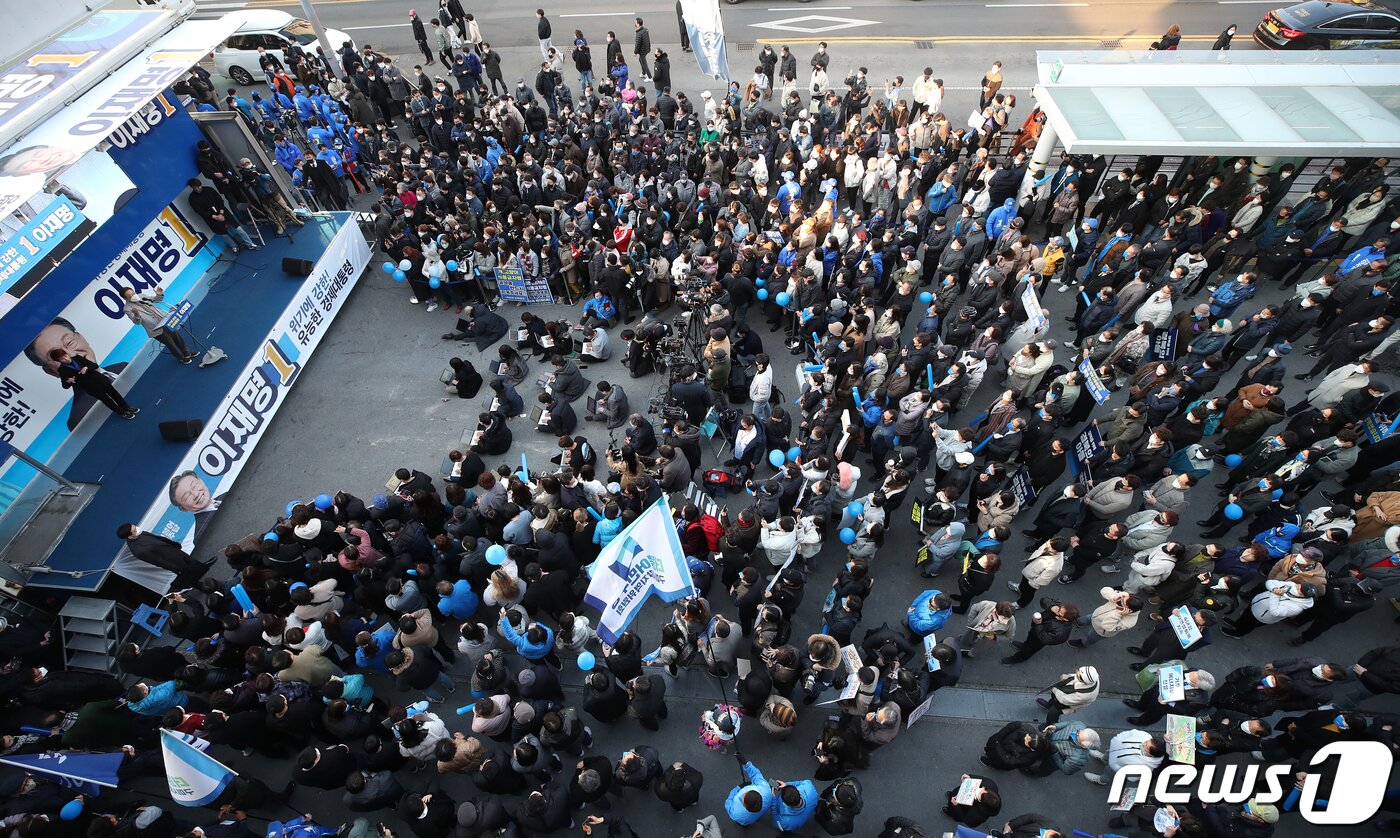 본문 이미지 - 이재명 더불어민주당 대선 후보가 28일 오후 경북 구미시 구미역 광장에서 열린 '미래 산업 전초기지 구미의 재도약, 앞으로! 제대로!' 구미 유세에서 지지를 호소하고 있다. 2022.2.28/뉴스1 ⓒ News1 오대일 기자