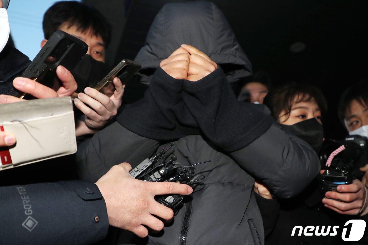 본문 이미지 - 115억원 상당 시설건립 자금을 횡령한 혐의를 받는 서울 강동구청 공무원이 3일 오전 서울 광진경찰서에서 나와 검찰로 송치되고 있다. 2022.2.3/뉴스1 ⓒ News1 황기선 기자