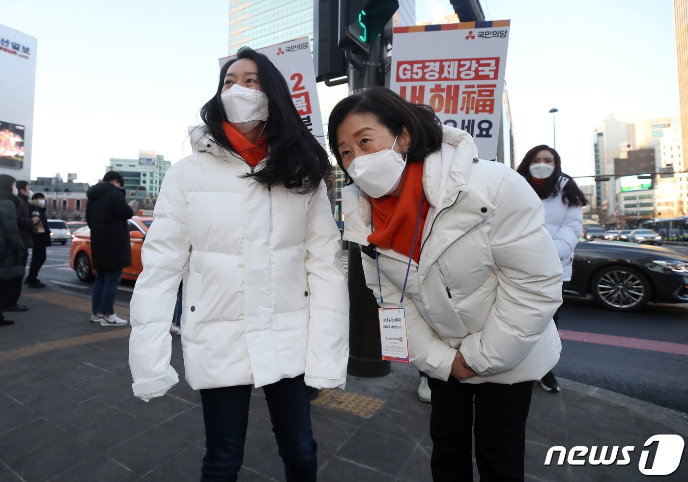본문 이미지 - 안철수 국민의당 대선후보 배우자 김미경 교수와 외동딸 안설희 박사가 설 연휴 뒤 첫 출근일인 3일 오전 서울 광화문 네거리에서 출근길 시민들에게 새해 인사를 하고 있다. 2022.2.3/뉴스1 ⓒ News1 오대일 기자