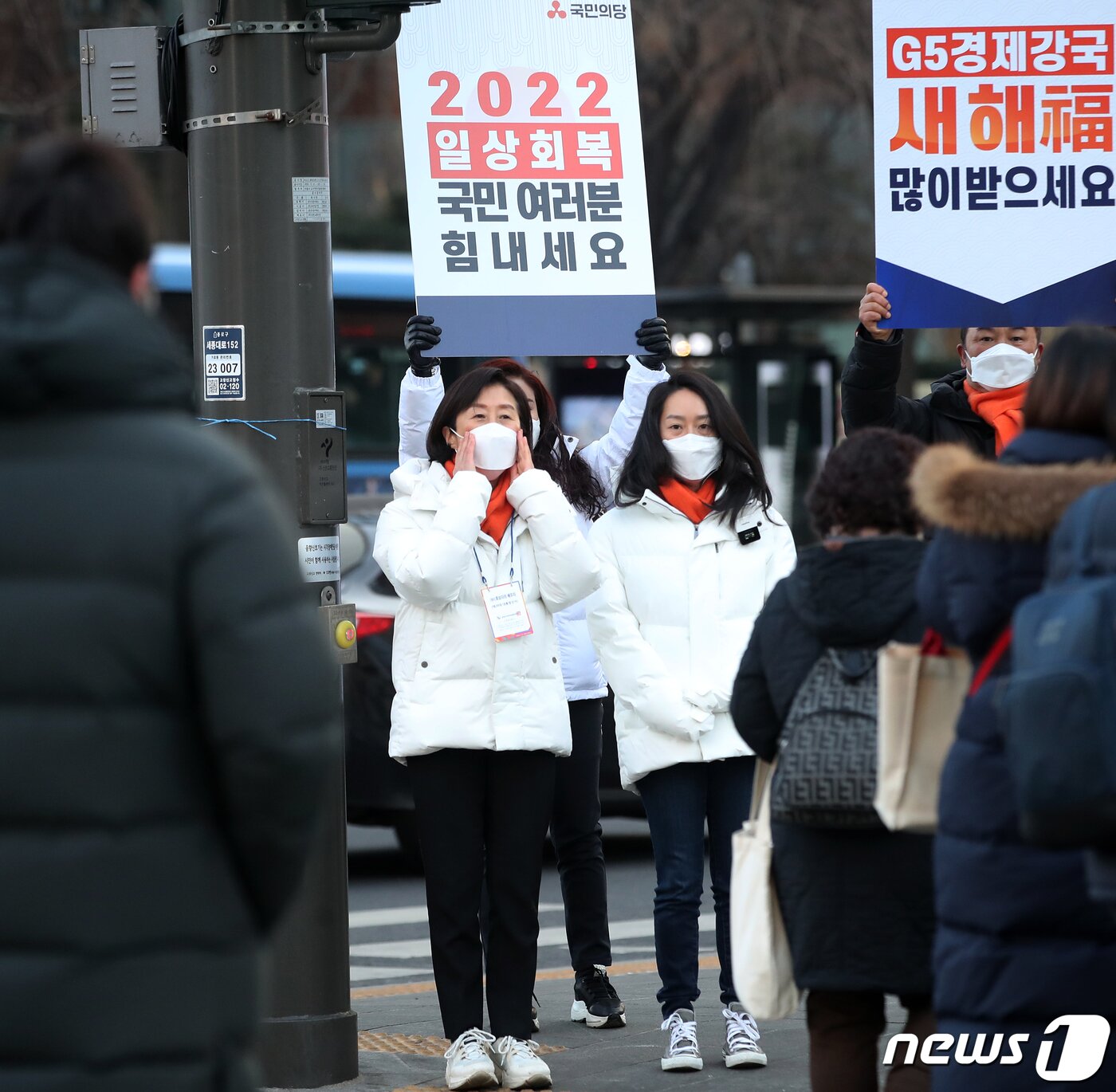 본문 이미지 - 안철수 국민의당 대선후보 배우자 김미경 교수와 외동딸 안설희 박사가 설 연휴 뒤 첫 출근일인 3일 오전 서울 광화문 네거리에서 출근길 시민들에게 새해 인사를 하고 있다. 2022.2.3/뉴스1 ⓒ News1 오대일 기자