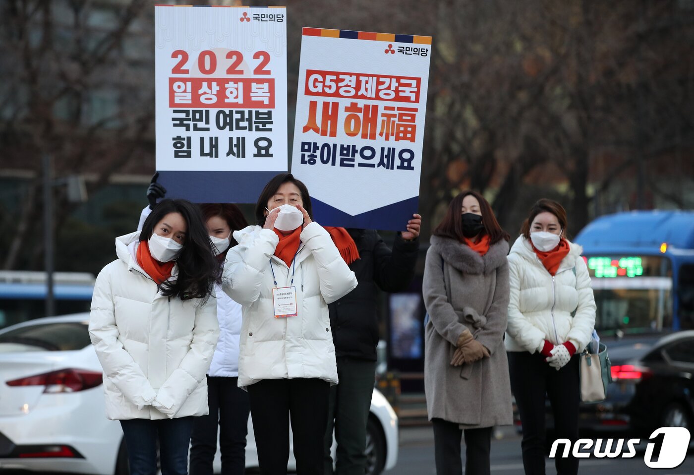 본문 이미지 - 안철수 국민의당 대선후보 배우자 김미경 교수와 외동딸 안설희 박사가 설 연휴 뒤 첫 출근일인 3일 오전 서울 광화문 네거리에서 출근길 시민들에게 새해 인사를 하고 있다. 2022.2.3/뉴스1 ⓒ News1 오대일 기자