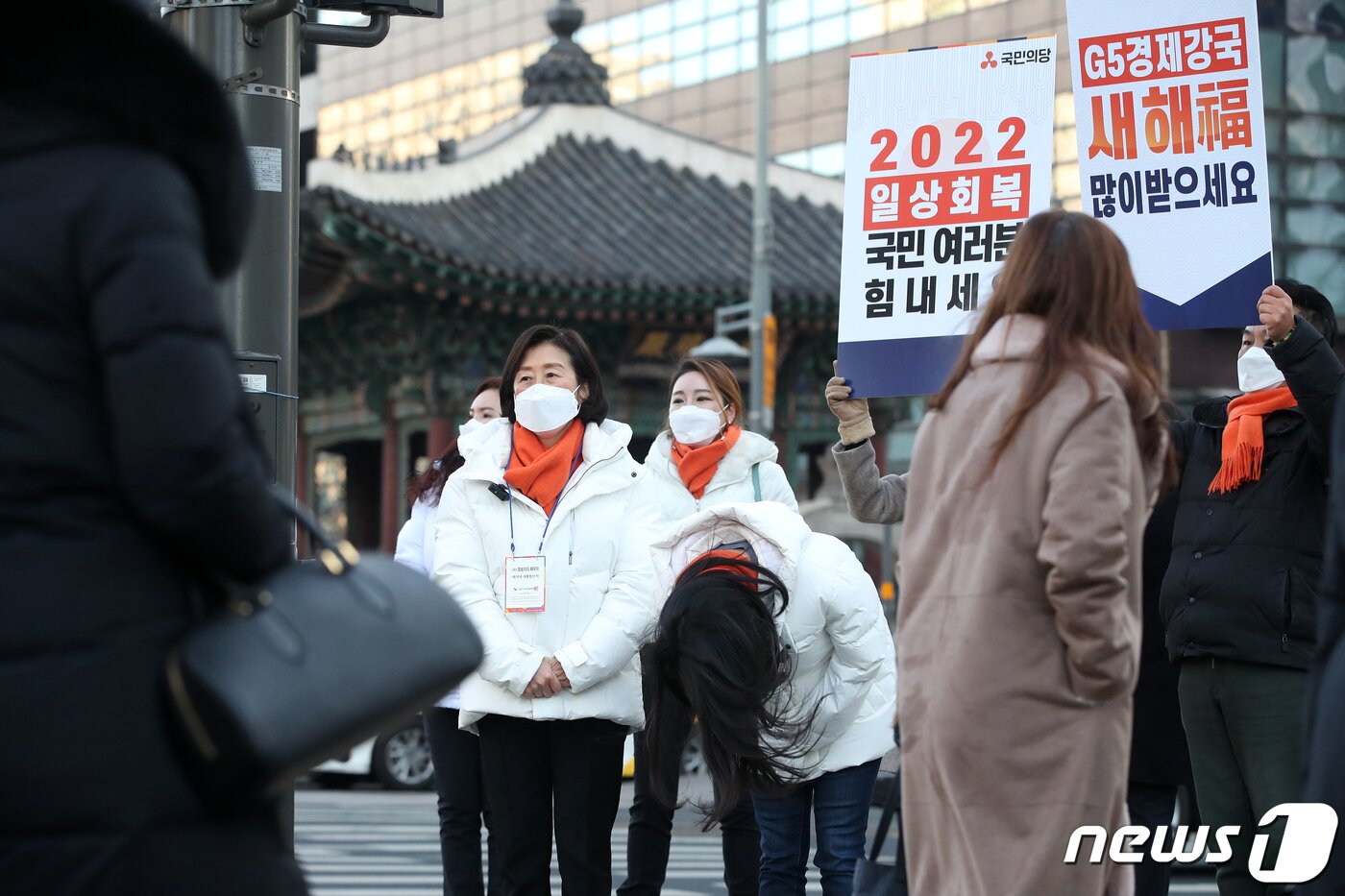 본문 이미지 - 안철수 국민의당 대선후보 배우자 김미경 교수와 외동딸 안설희 박사가 설 연휴 뒤 첫 출근일인 3일 오전 서울 광화문 네거리에서 출근길 시민들에게 새해 인사를 하고 있다. 2022.2.3/뉴스1 ⓒ News1 오대일 기자