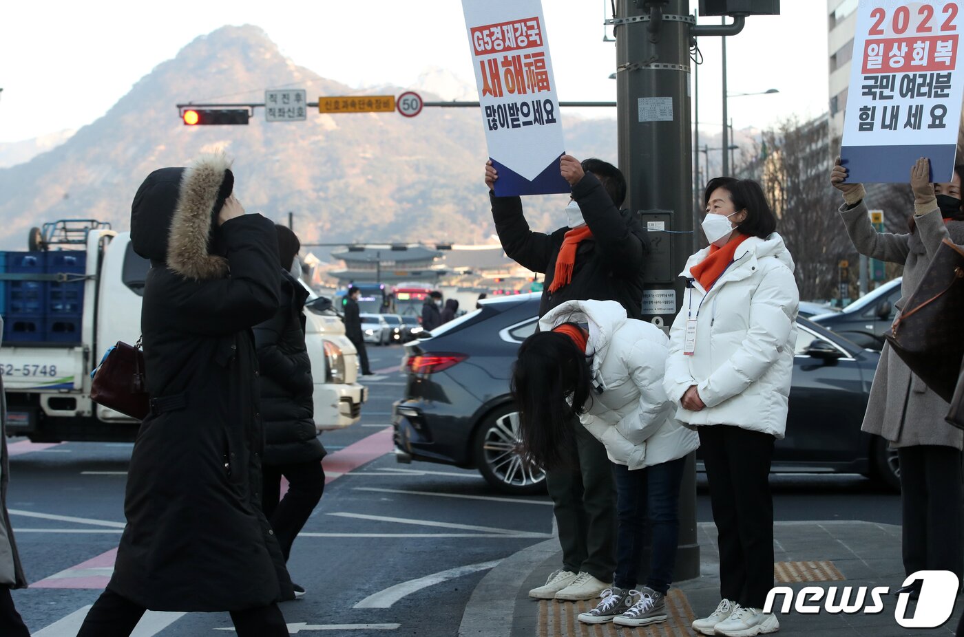 본문 이미지 - 안철수 국민의당 대선후보 배우자 김미경 교수와 외동딸 안설희 박사가 설 연휴 뒤 첫 출근일인 3일 오전 서울 광화문 네거리에서 출근길 시민들에게 새해 인사를 하고 있다. 2022.2.3/뉴스1 ⓒ News1 오대일 기자