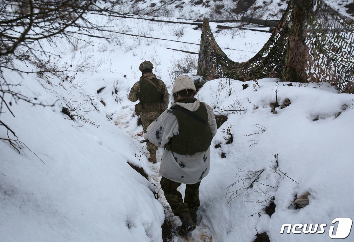 본문 이미지 - 2일 (현지시간) 우크라이나 도네츠크 주에 있는 아우디이우카에서 우크라 군인이러시아의 지원을 받은 분리주의자들과 전선서 순찰을 하고 있다. ⓒ AFP=뉴스1 ⓒ News1 우동명 기자