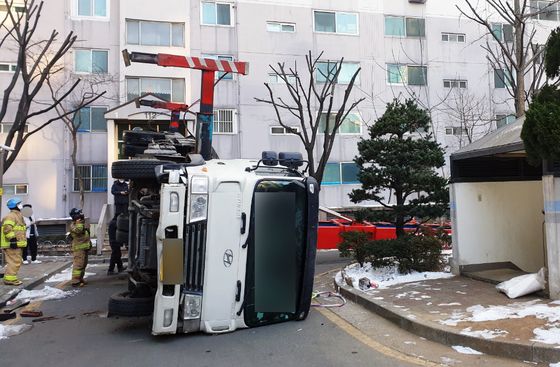 화성 아파트단지 이삿짐 사다리차 쓰러지며 놀이터 덮쳐…인명피해 없어