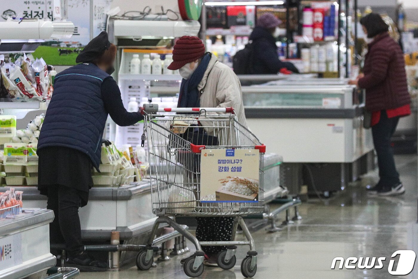 본문 이미지 - 서울 서초구의 한 대형마트 모습. 2022.2.3/뉴스1 ⓒ News1 성동훈 기자