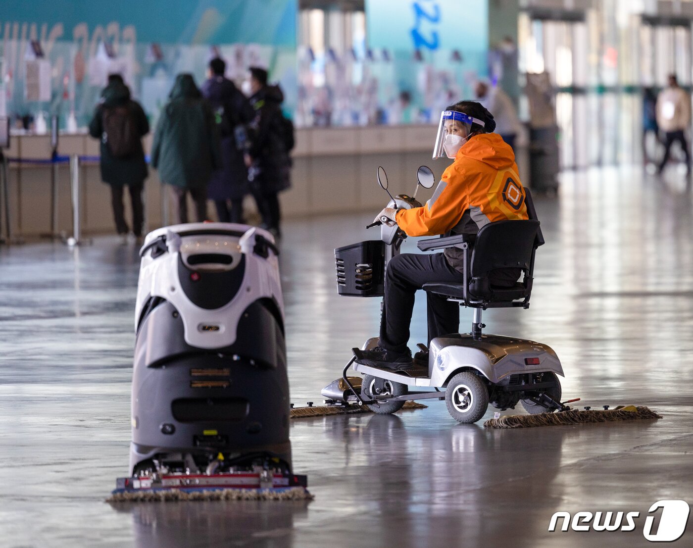 본문 이미지 - 2022 베이징 동계올림픽 개막을 하루 앞둔 3일 중국 베이징 메인미디어센터에 청소 로봇이 이동하고 있다. 2022.2.3/뉴스1 ⓒ News1 안은나 기자