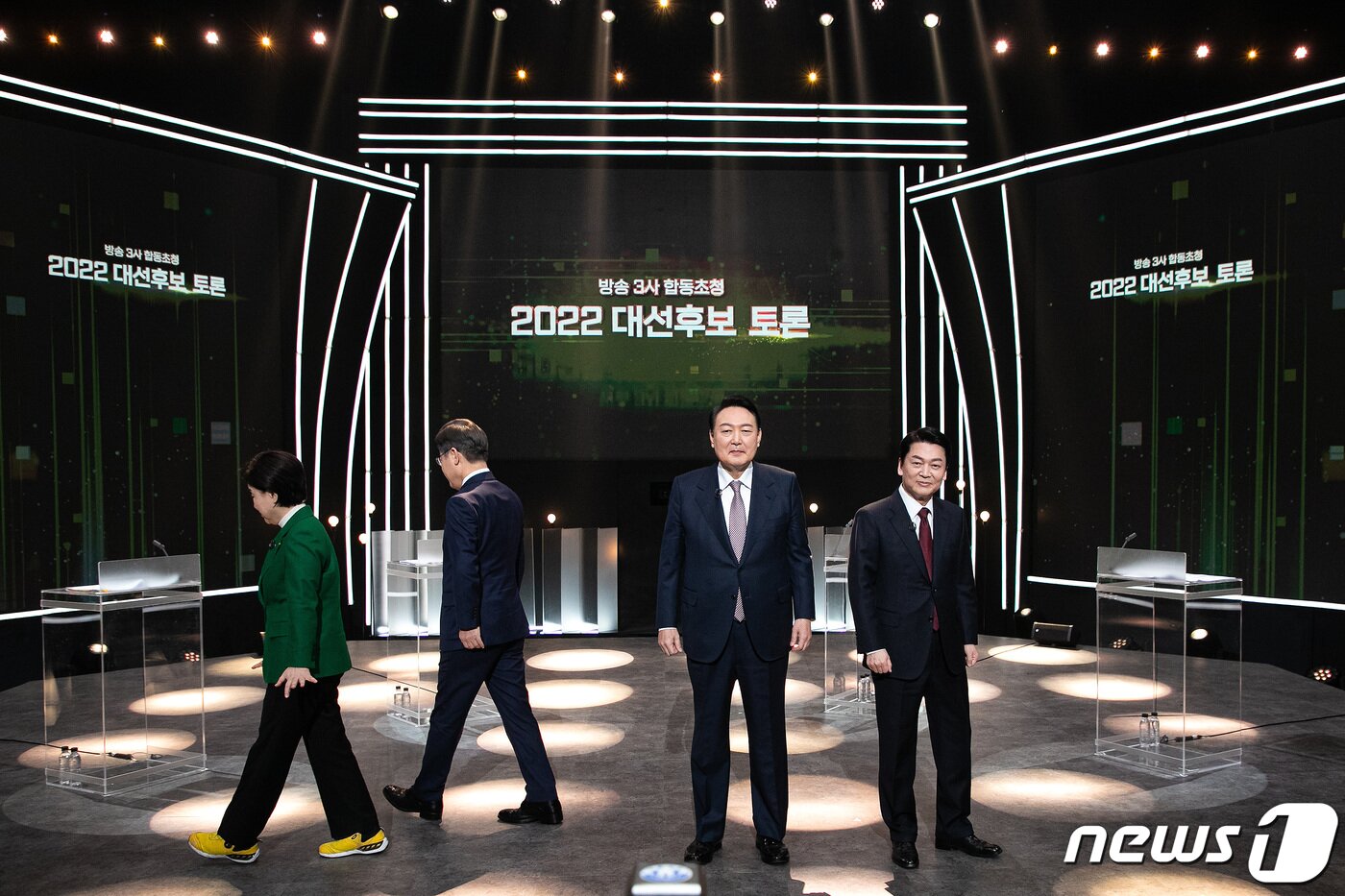 본문 이미지 - 심상정 정의당(왼쪽부터), 이재명 더불어민주당, 윤석열 국민의힘, 안철수 국민의당 대통령 후보가 3일 저녁 서울 영등포구 KBS 공개홀에서 열린 지상파 방송 3사(KBS·MBC·SBS) 합동 초청 대선후보 토론회 시작에 앞서 기념촬영을 하고있다. 2022.2.3/뉴스1 ⓒ News1 국회사진취재단