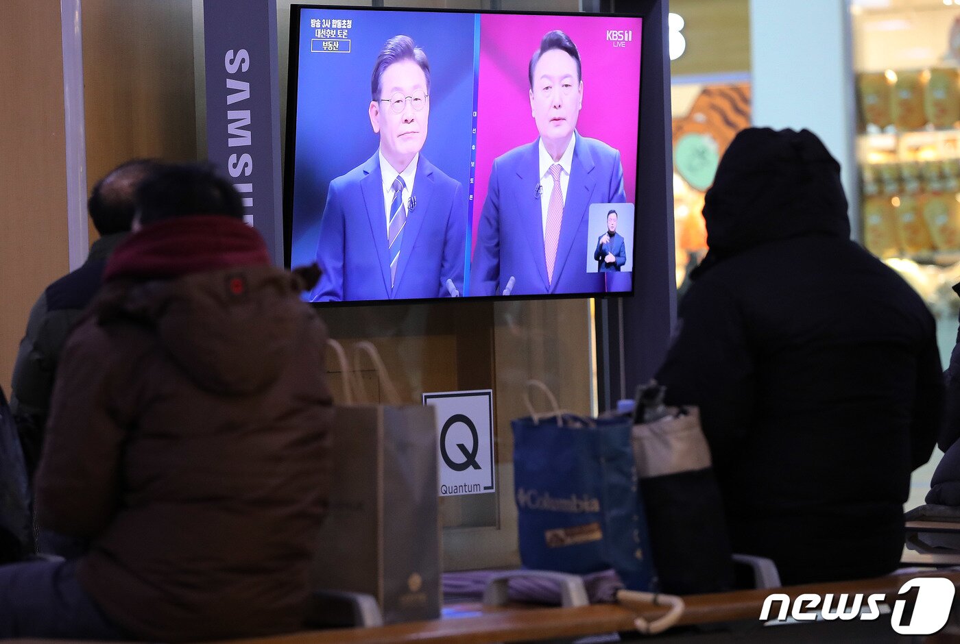 본문 이미지 - 3일 서울역 대합실에서 시민들이 '2022 대선 4자 대통령 후보 초청 방송토론'을 시청하고 있다. 2022.2.3/뉴스1 ⓒ News1 박세연 기자