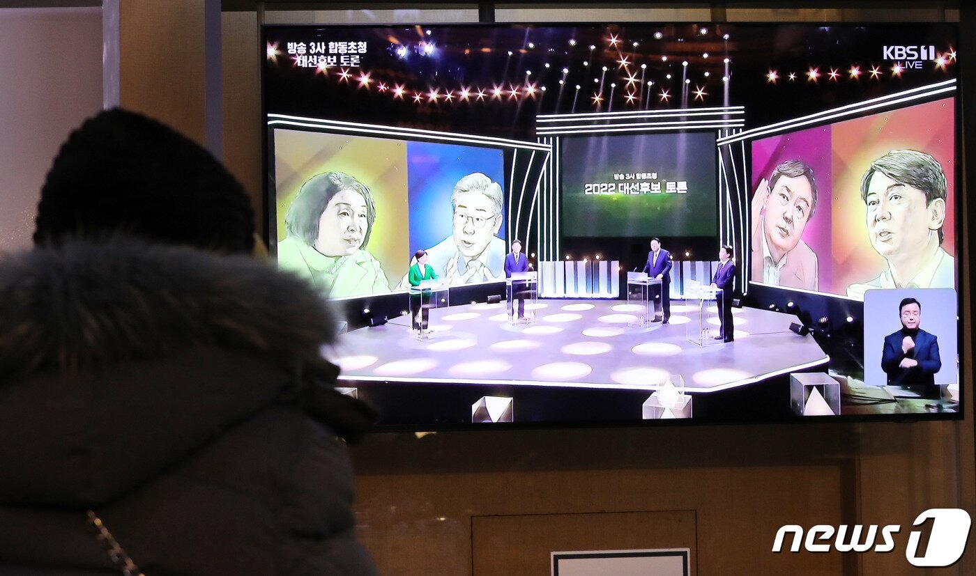 본문 이미지 - 지난 3일 서울역 대합실에서 시민들이 '2022 대선 4자 대통령 후보 초청' 방송토론을 시청하고 있다. 2022.2.3/뉴스1 ⓒ News1 박세연 기자