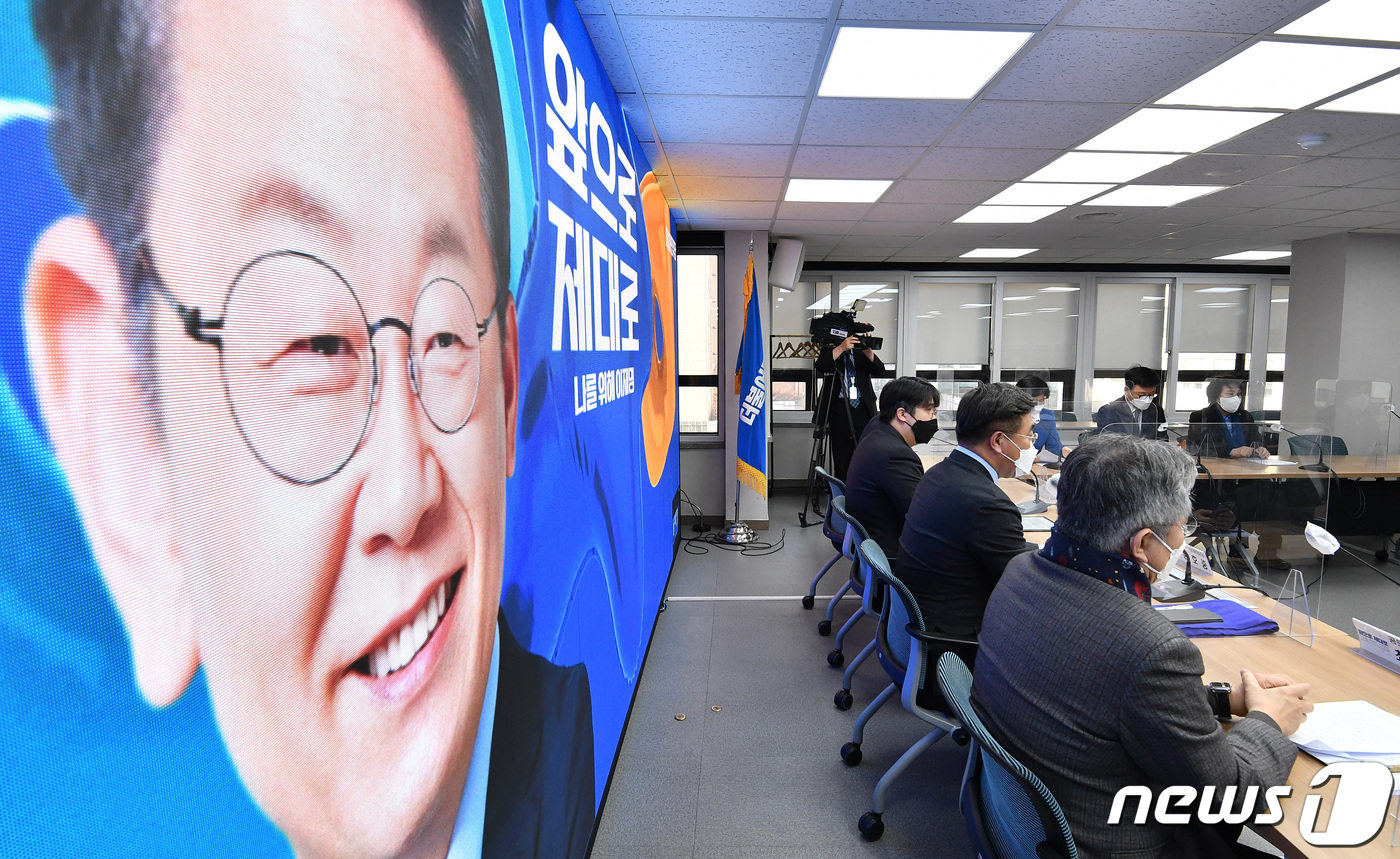 (서울=뉴스1) 구윤성 기자 = 윤호중 더불어민주당 공동선대위원장이 4일 오전 서울 영등포구 여의도 중앙당사에서 열린 더불어민주당 선거대책위원회 본부장단회의에서 모두발언을 하고 있 …