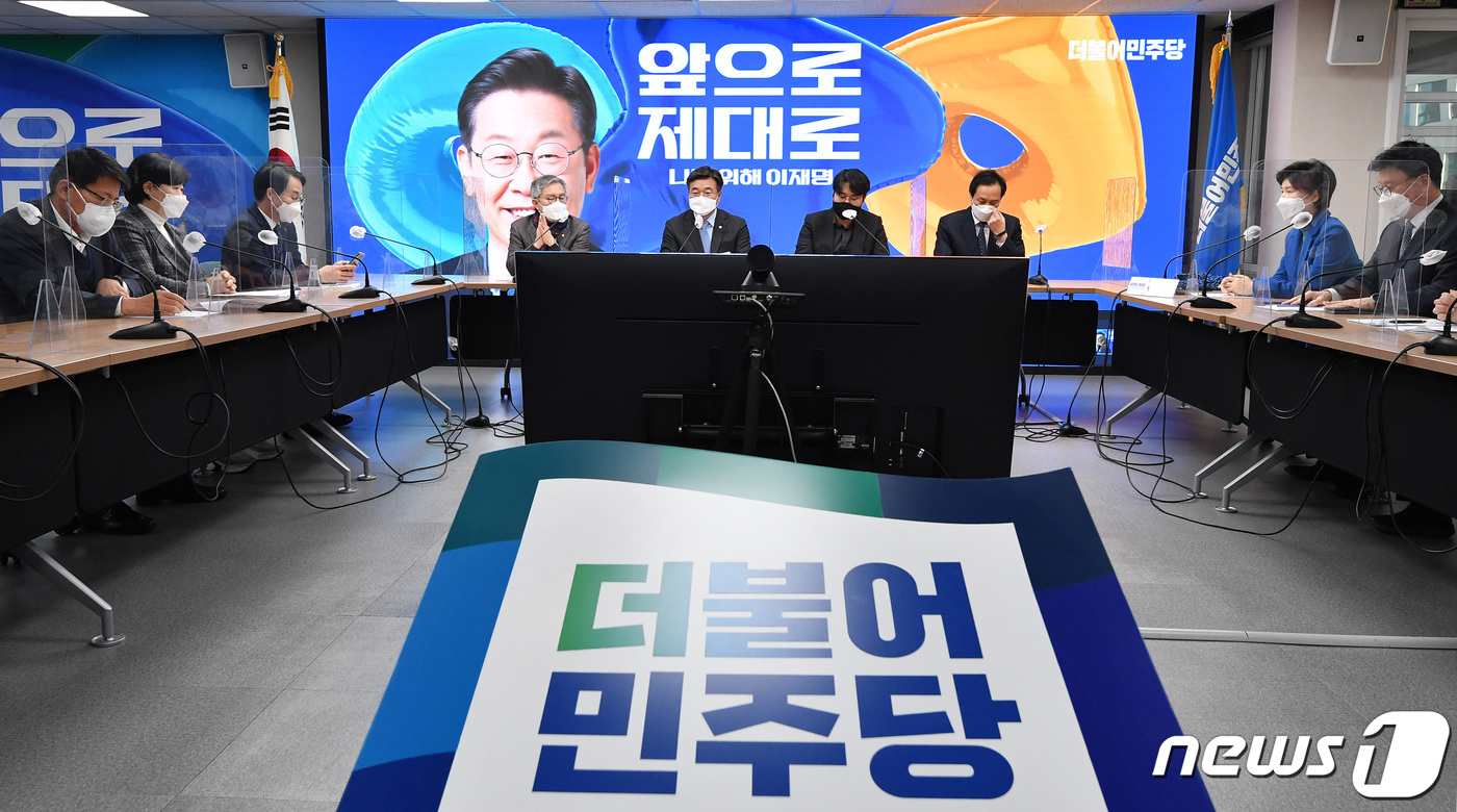 (서울=뉴스1) 구윤성 기자 = 윤호중 더불어민주당 공동선대위원장이 4일 오전 서울 영등포구 여의도 중앙당사에서 열린 더불어민주당 선거대책위원회 본부장단회의에서 모두발언을 하고 있 …